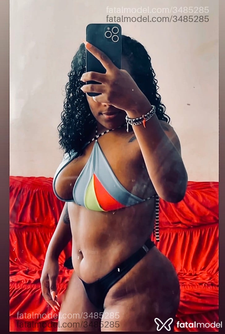 Acompanhante mulher morena (o) de olhos pretos - Vitória