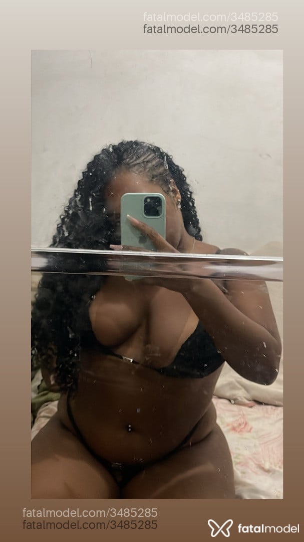 Acompanhante mulher morena (o) de olhos pretos - Vitória
