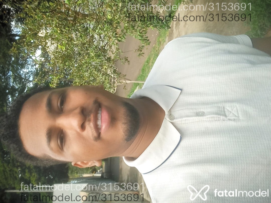 Acompanhante homem com cabelo castanho de olhos castanhos - Renan