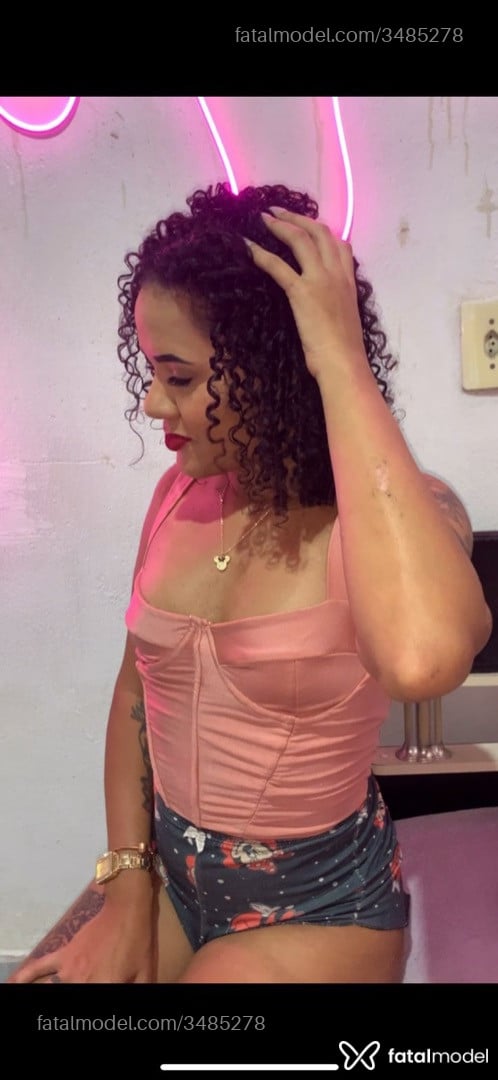 Acompanhante mulher com cabelo castanho de olhos castanhos - Júlia Acompanhante mulher com cabelo castanho de olhos castanhos - Júlia