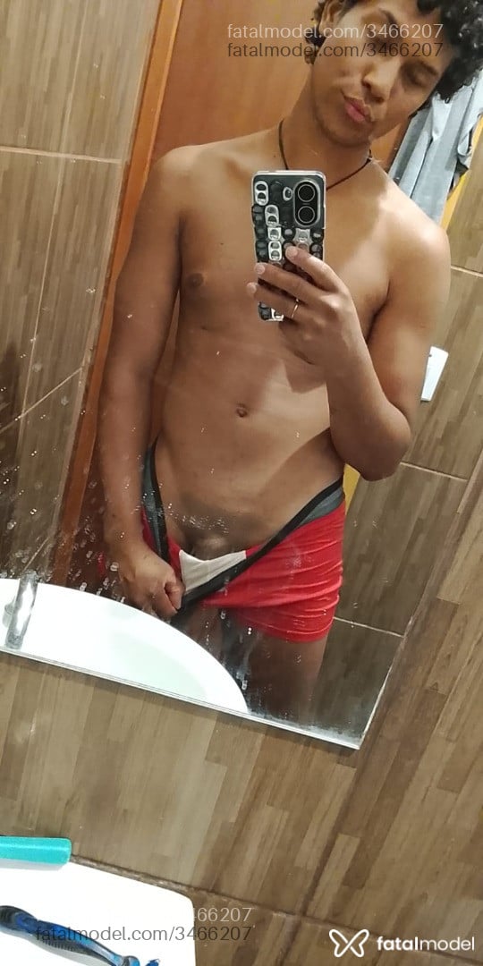 Acompanhante homem morena (o) de olhos pretos - Dede Acompanhante homem morena (o) de olhos pretos - Dede