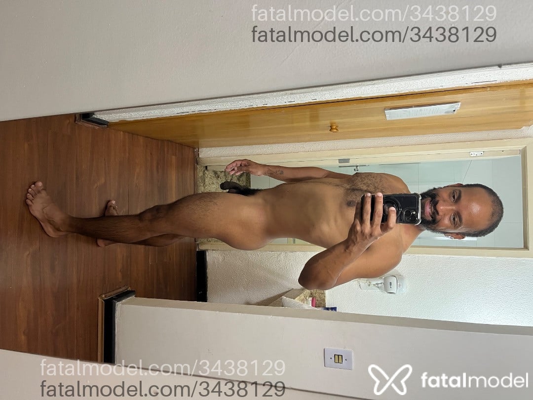 Acompanhante homem com cabelo castanho de olhos castanhos - Max Fernandes