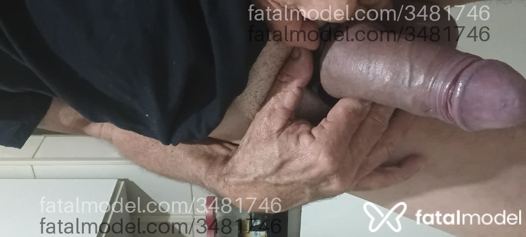 Acompanhante homem com cabelo grisalho de olhos castanhos - Apolo
