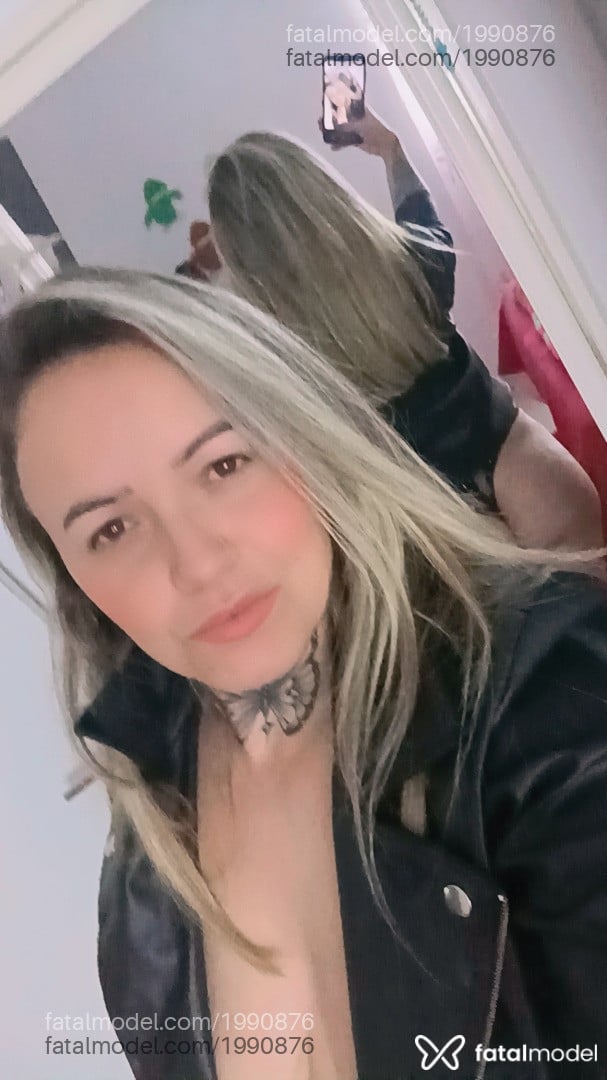 Acompanhante mulher loira (o) de olhos castanhos - Julia