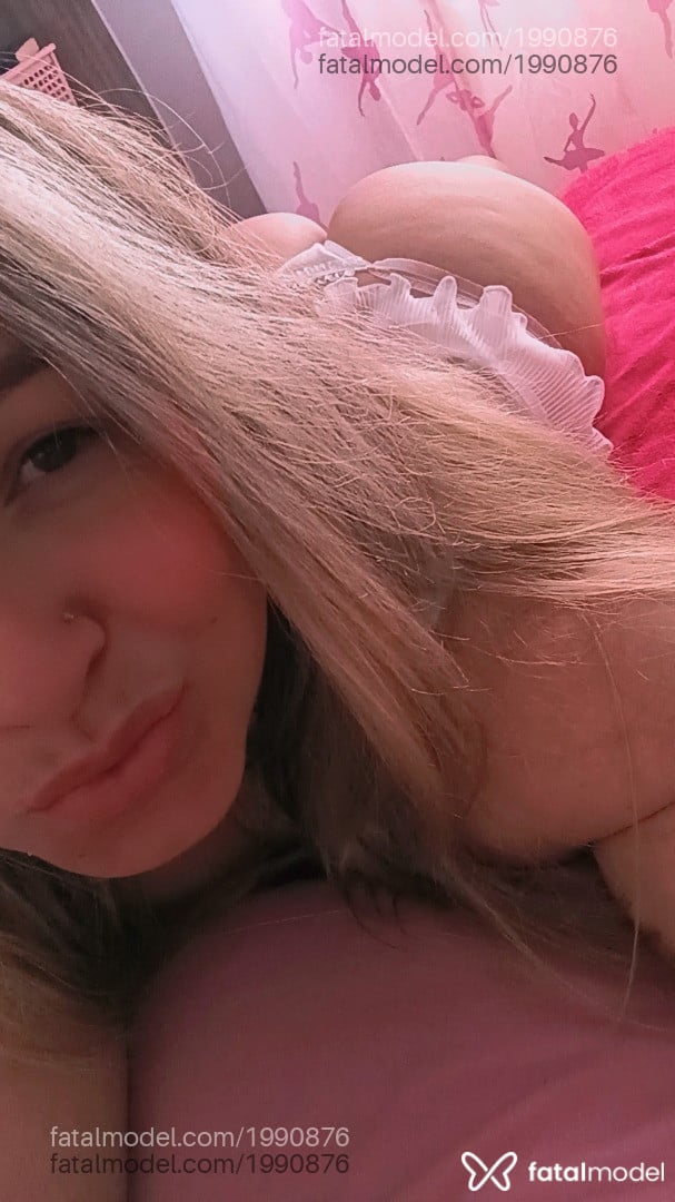 Acompanhante mulher loira (o) de olhos castanhos - Julia