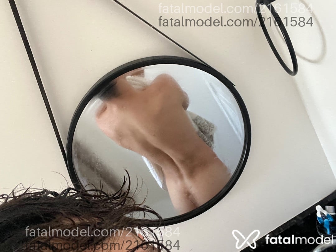 Acompanhante não-binário com cabelo castanho de olhos castanhos - Niccòlo