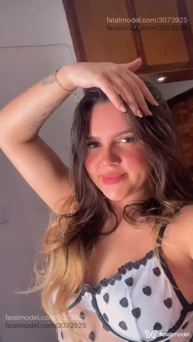Acompanhante mulher loira (o) de olhos pretos - Rafaella