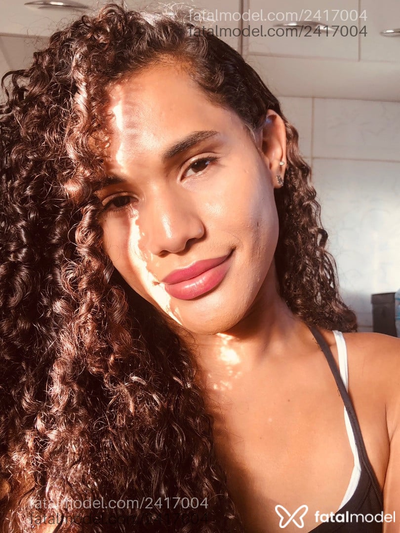 Acompanhante mulher trans morena (o) de olhos castanhos - Bella