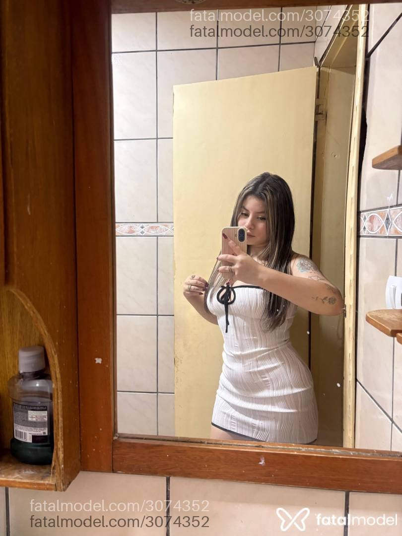 Acompanhante mulher loira (o) de olhos castanhos - Indra Solart
