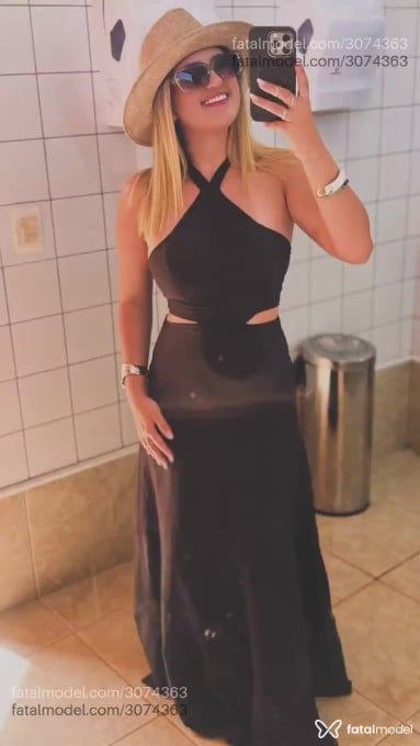 Acompanhante mulher loira (o) de olhos castanhos - Camila Queiroz