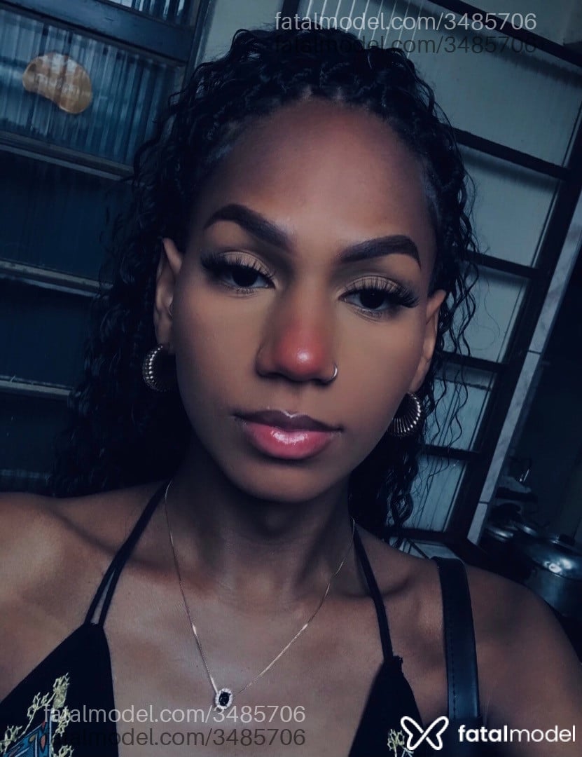 Acompanhante mulher trans morena (o) de olhos castanhos - Emanuelle