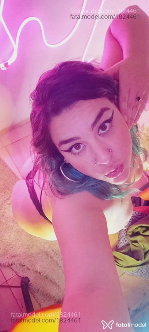 Acompanhante mulher com cabelo colorido de olhos castanhos - MrsVenus