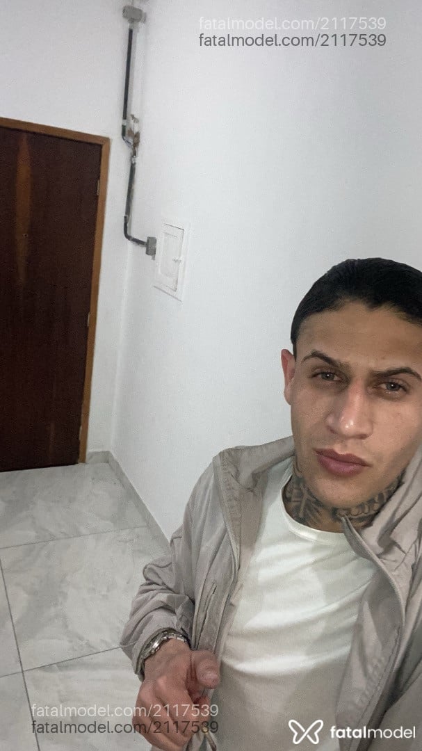 Acompanhante homem com cabelo castanho de olhos azuis - Xavier