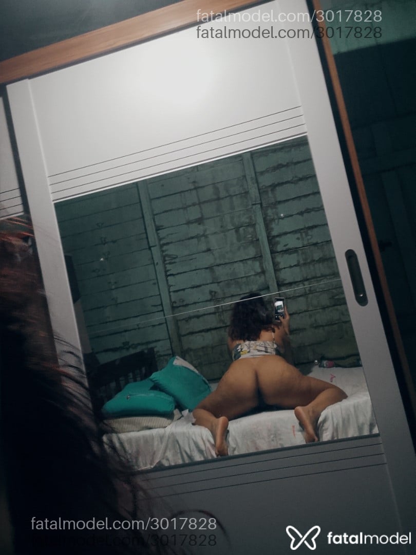 Acompanhante mulher com cabelo colorido de olhos castanhos - Giulia
