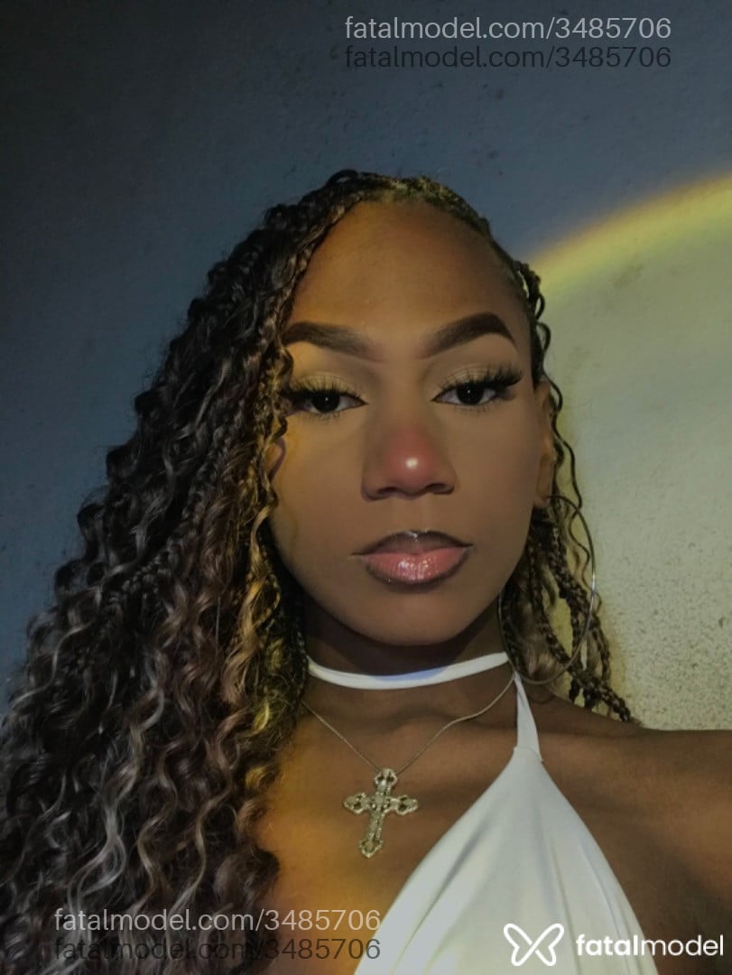 Acompanhante mulher trans morena (o) de olhos castanhos - Emanuelle