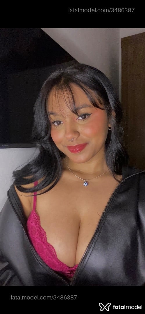 Acompanhante mulher morena (o) de olhos castanhos - Amora