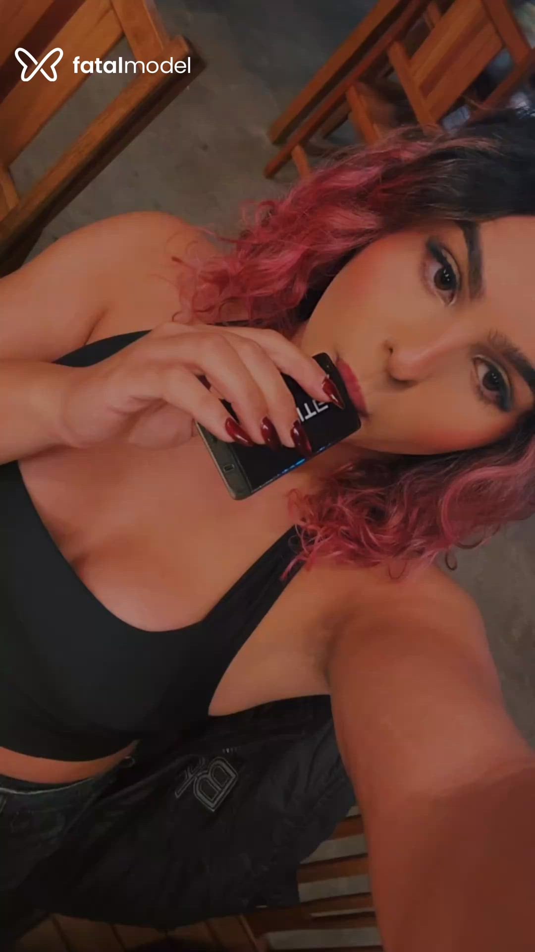 Acompanhante mulher trans com cabelo colorido de olhos castanhos - Miacollins