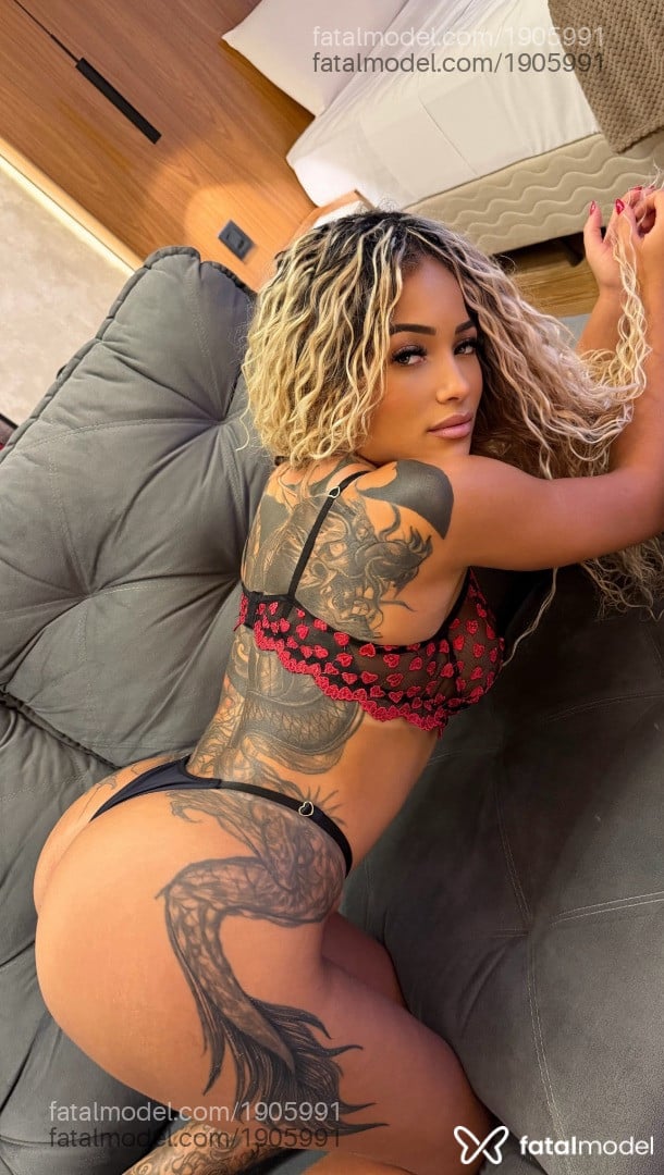 Acompanhante mulher loira (o) de olhos castanhos - Beatriz