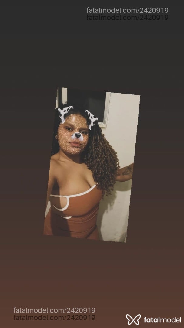 Acompanhante mulher com cabelo castanho de olhos pretos - Alves