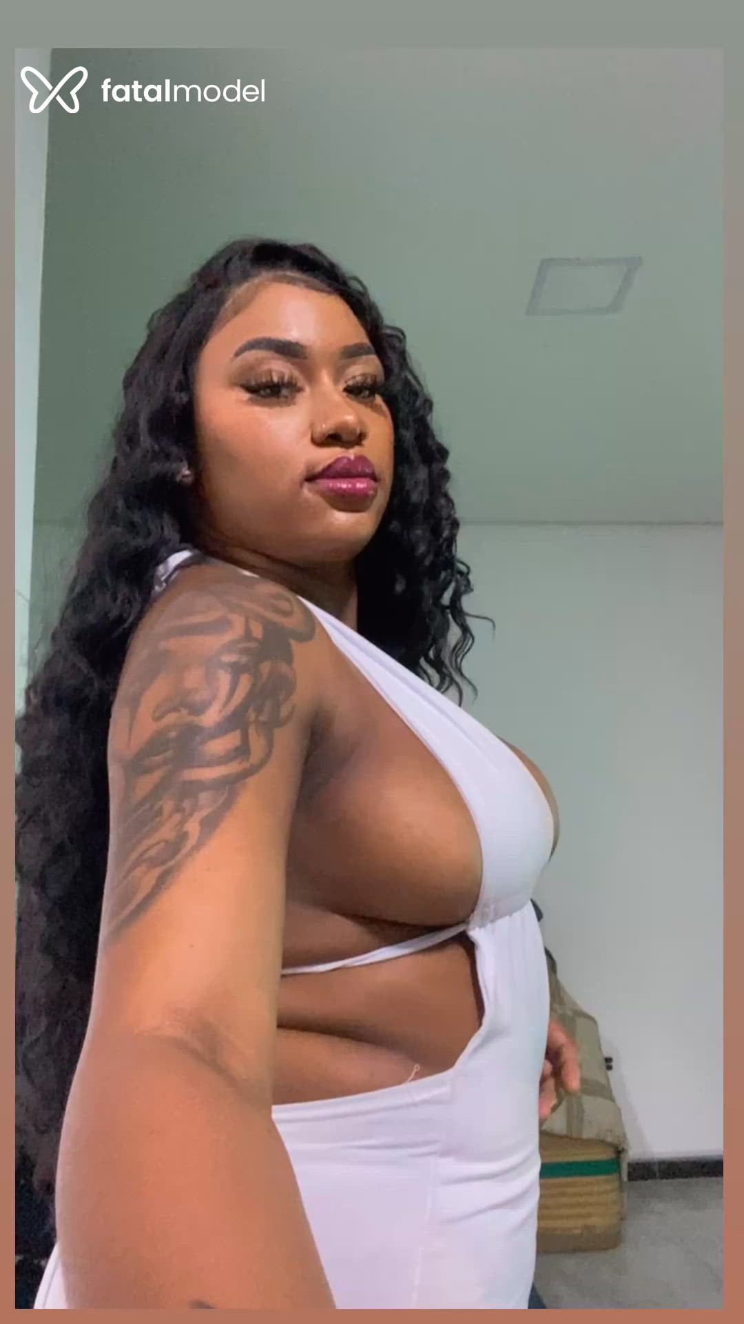 Acompanhante mulher loira (o) de olhos pretos - Sthefany Onika