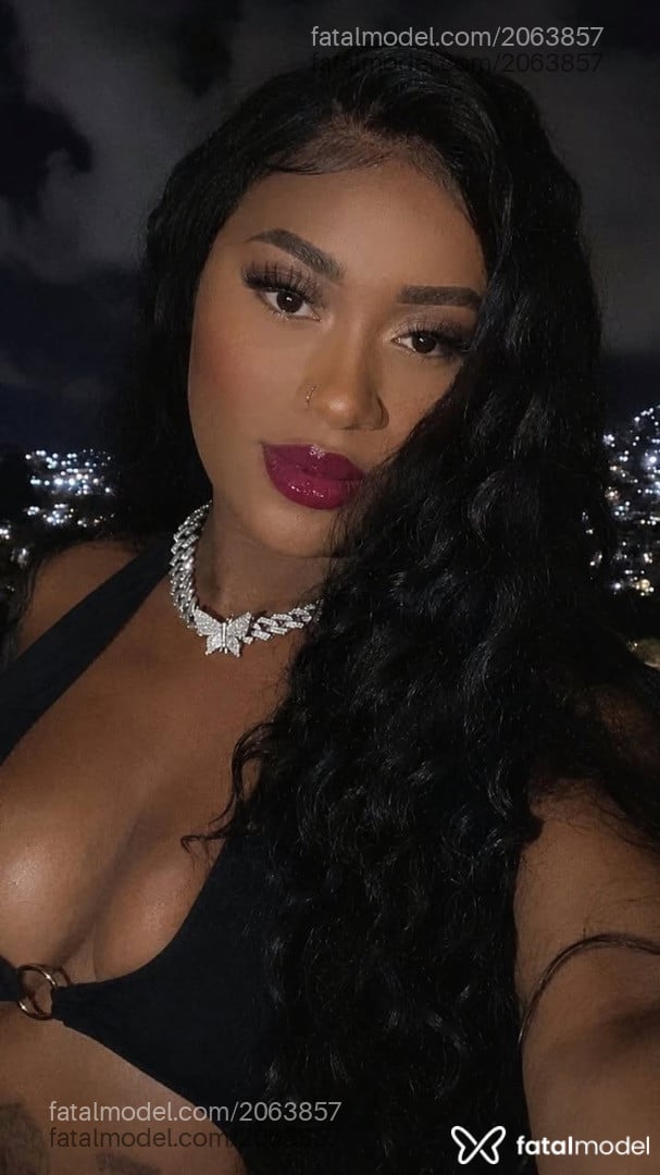 Acompanhante mulher loira (o) de olhos pretos - Sthefany Onika