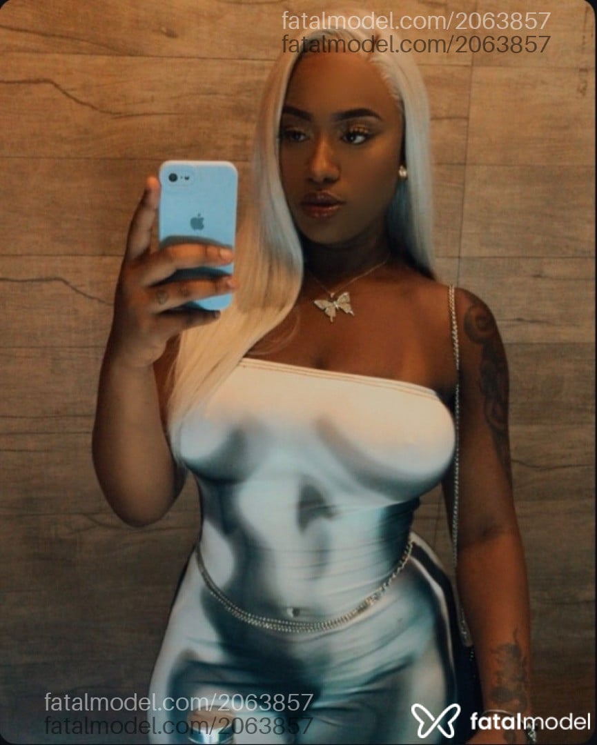 Acompanhante mulher loira (o) de olhos pretos - Sthefany Onika