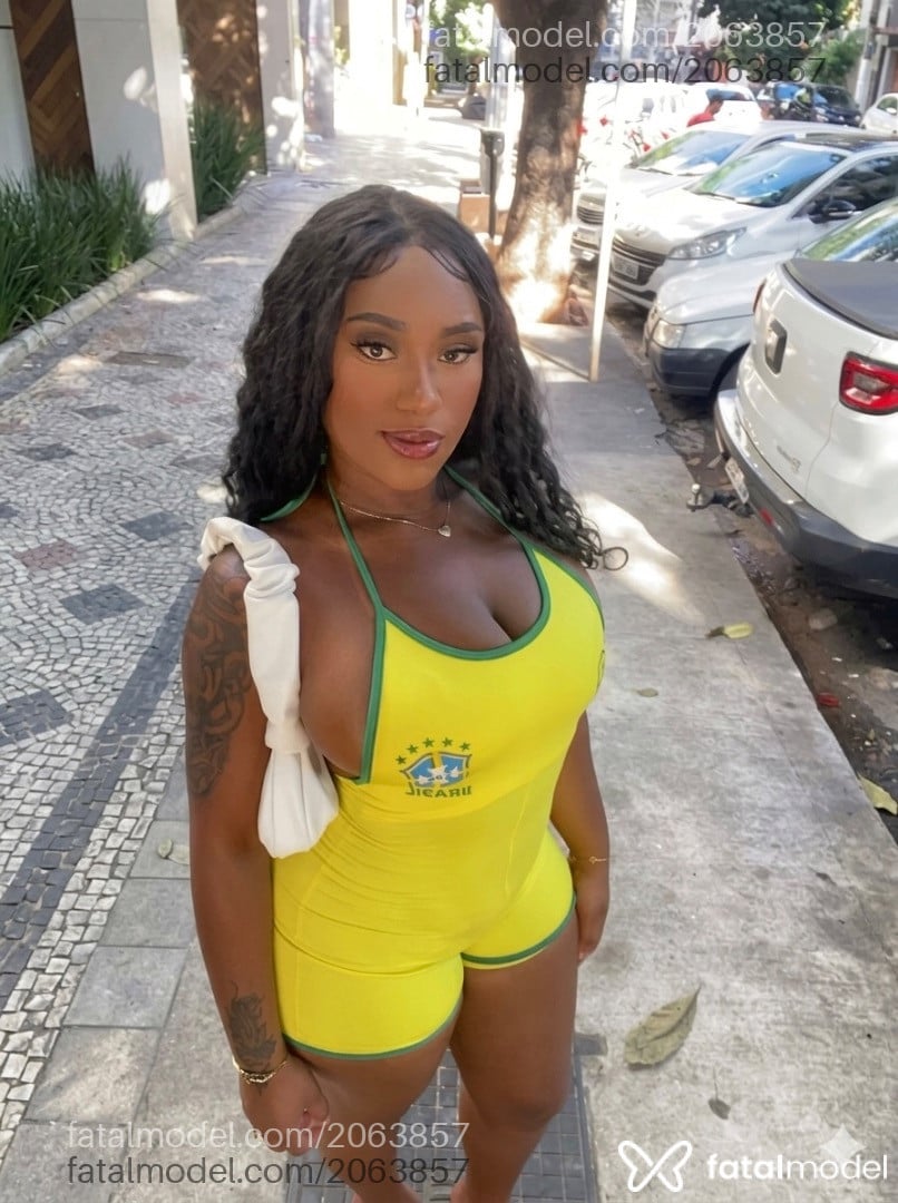 Acompanhante mulher loira (o) de olhos pretos - Sthefany Onika
