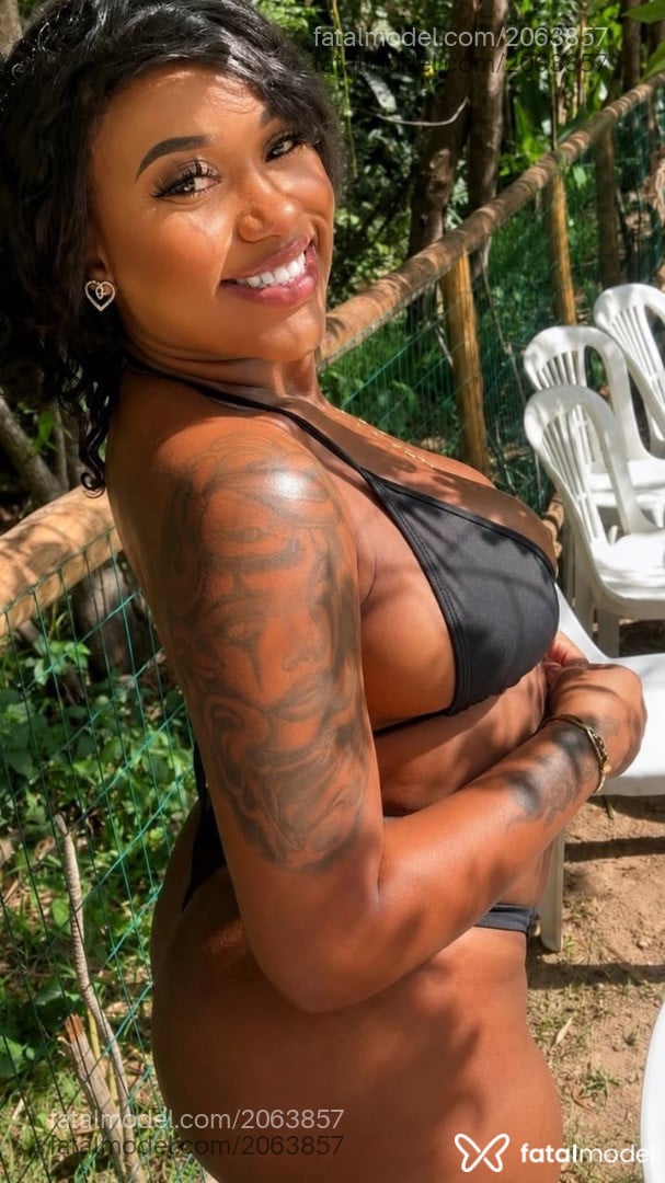 Acompanhante mulher loira (o) de olhos pretos - Sthefany Onika