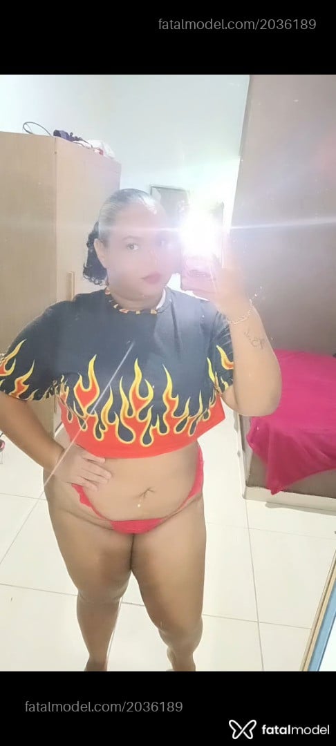 Acompanhante mulher com cabelo castanho de olhos pretos - Bombomzinho