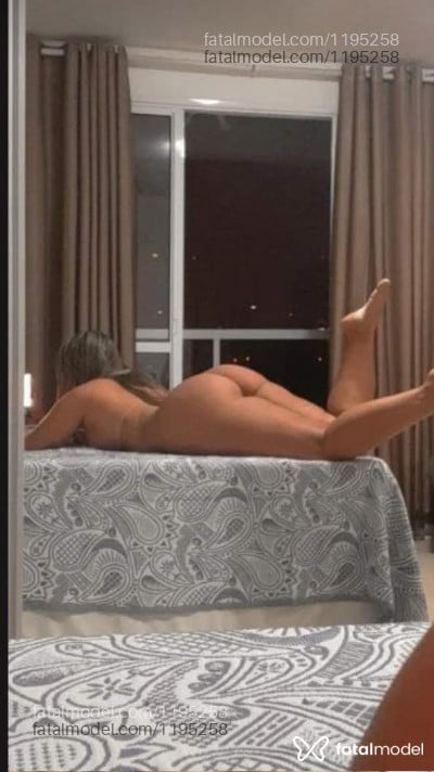Acompanhante mulher loira (o) de olhos castanhos - Paola