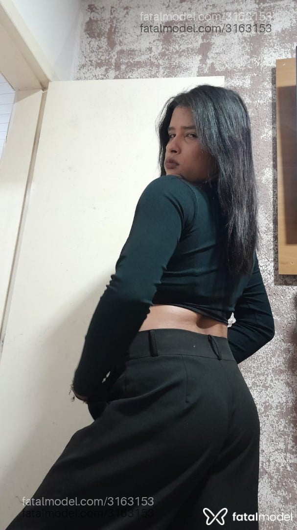 Acompanhante mulher trans morena (o) de olhos pretos - Clara