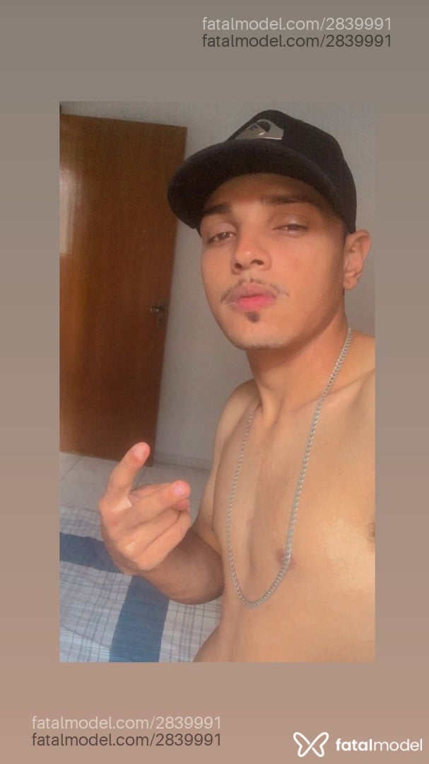 Acompanhante homem com cabelo castanho de olhos pretos - Tah Silva Acompanhante homem com cabelo castanho de olhos pretos - Tah Silva