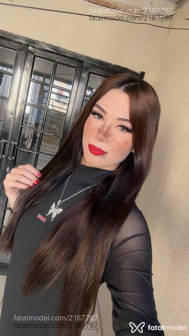 Acompanhante mulher trans com cabelo colorido de olhos castanhos - Mirela