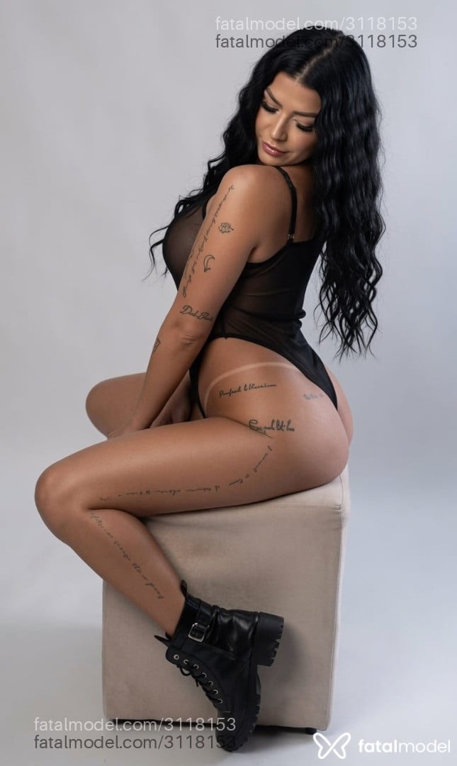 Acompanhante mulher trans morena (o) de olhos verdes - Babi Boss Acompanhante mulher trans morena (o) de olhos verdes - Babi Boss