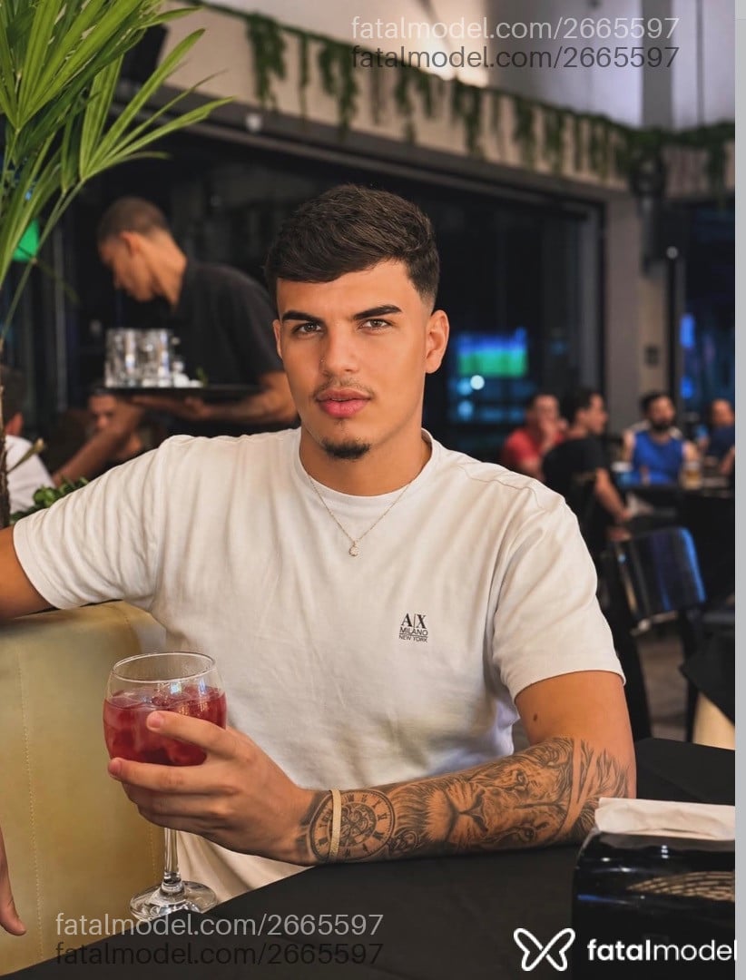 Acompanhante homem morena (o) de olhos castanhos - Henrique Veigas