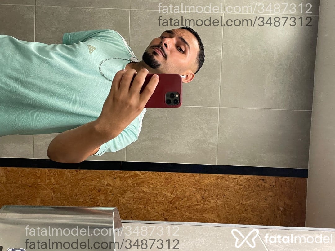 Acompanhante homem com cabelo castanho de olhos castanhos - Barão