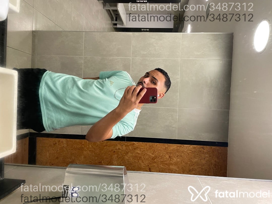 Acompanhante homem com cabelo castanho de olhos castanhos - Barão