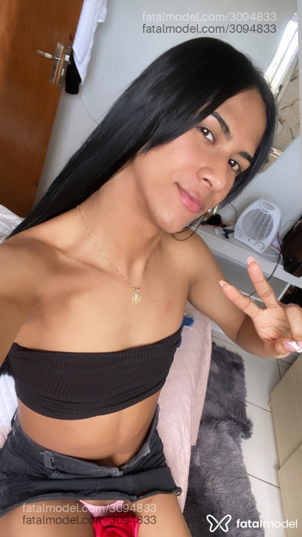 Acompanhante não-binário com cabelo castanho de olhos pretos - Nicollyferraz