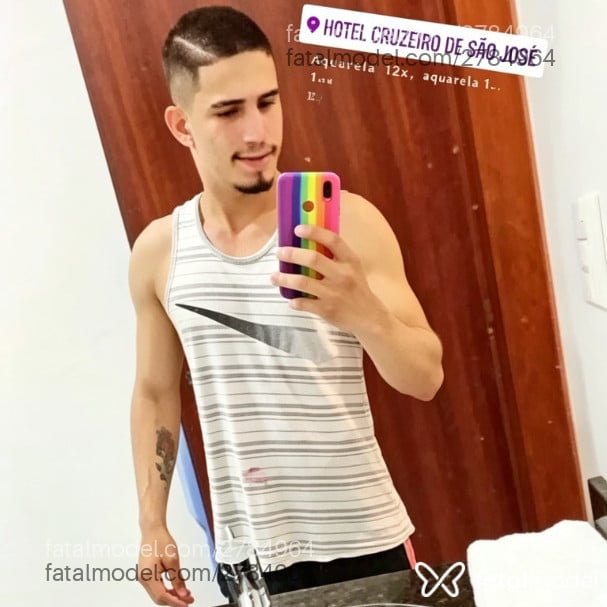 Acompanhante homem com cabelo castanho de olhos castanhos - Victor Acompanhante homem com cabelo castanho de olhos castanhos - Victor