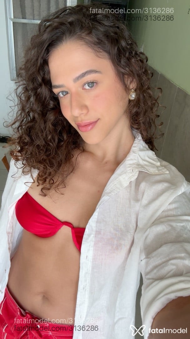 Acompanhante mulher com cabelo castanho de olhos verdes - Miaastrix