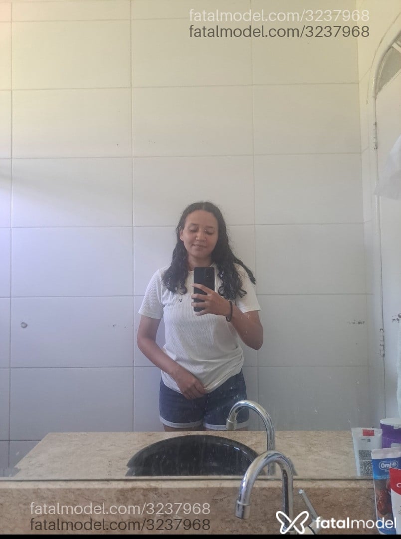 Acompanhante mulher morena (o) de olhos verdes - Kimberly
