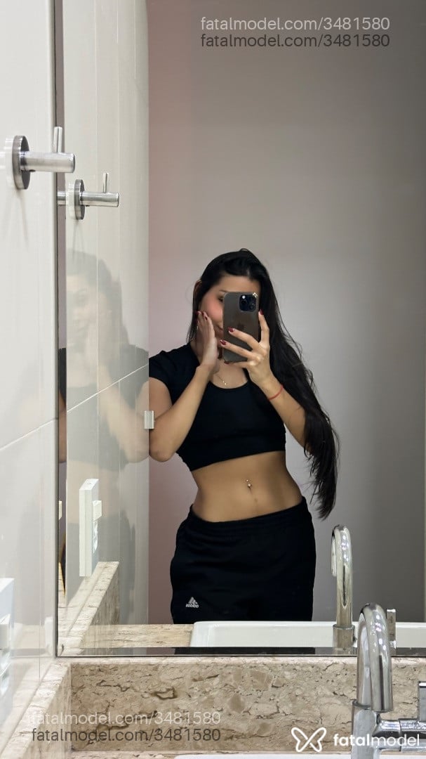 Acompanhante mulher morena (o) de olhos pretos - Lumaa