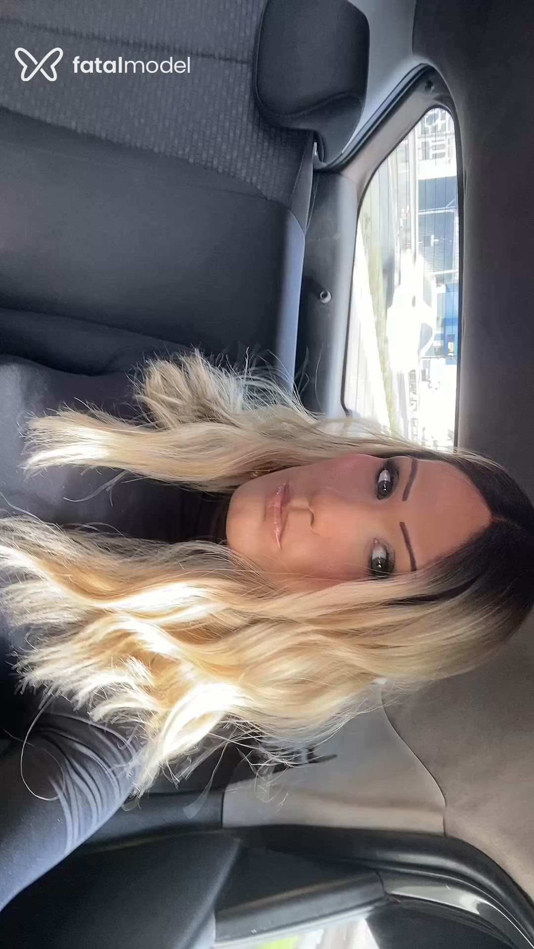 Acompanhante travesti com cabelo castanho de olhos verdes - Bruna Holl