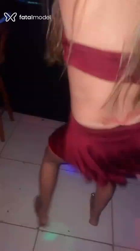 Acompanhante mulher loira (o) de olhos castanhos - Cassia