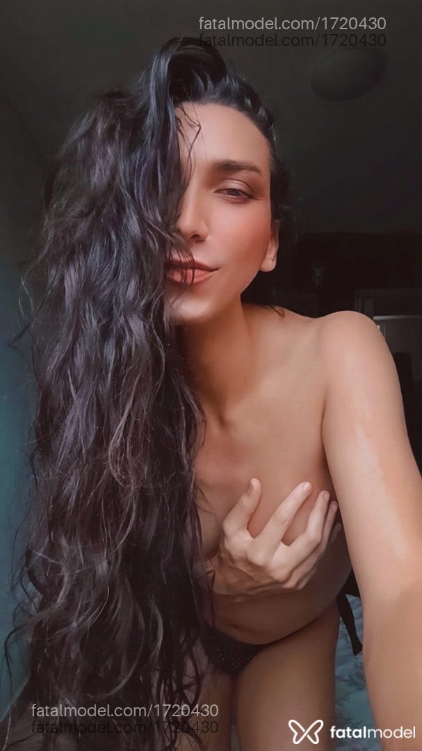 Acompanhante mulher trans morena (o) de olhos castanhos - Lua