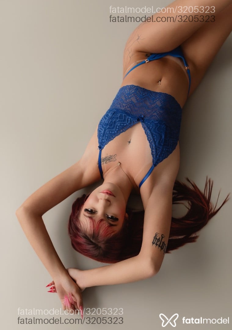 Acompanhante mulher ruiva (o) de olhos castanhos - Mia Portella