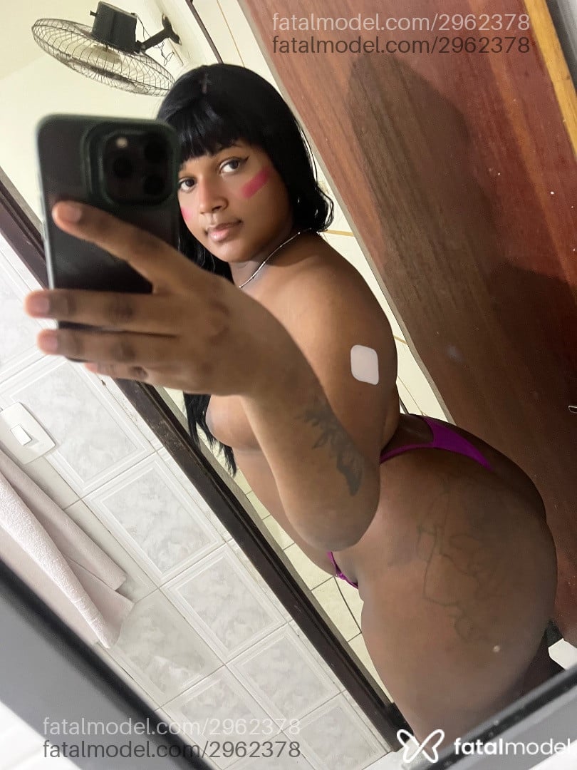 Acompanhante mulher trans morena (o) de olhos pretos - Indiaa