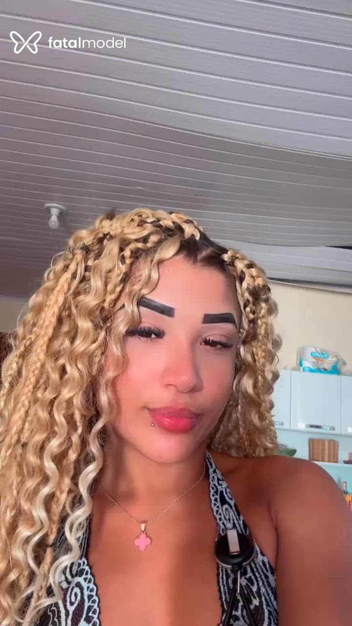 Acompanhante mulher loira (o) de olhos castanhos - Ester