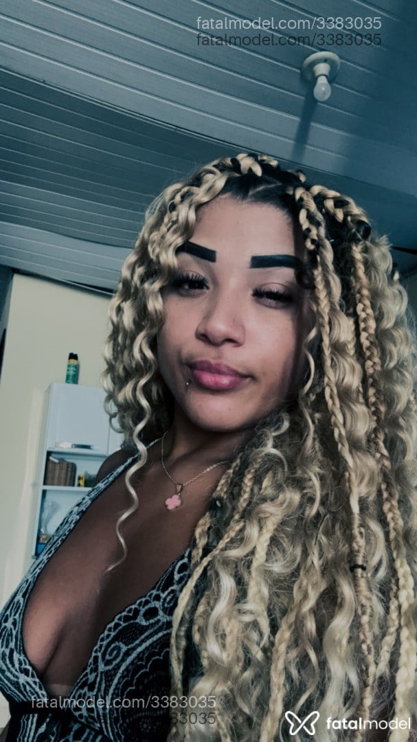 Acompanhante mulher loira (o) de olhos castanhos - Ester