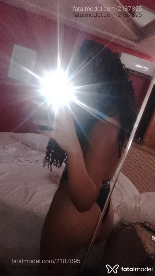 Acompanhante mulher trans morena (o) de olhos pretos - Travestiversatil